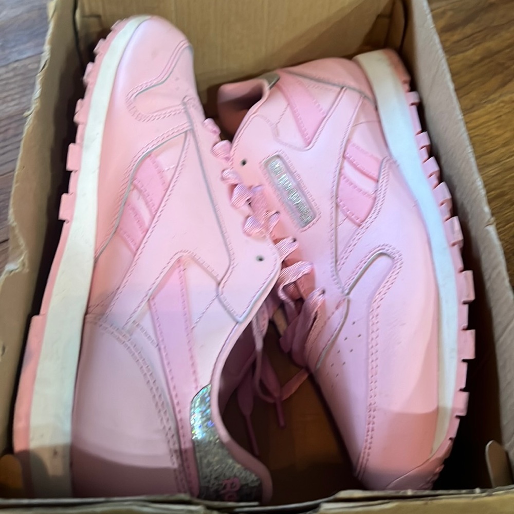 Reebok leather pastel pink brand new size 6.5